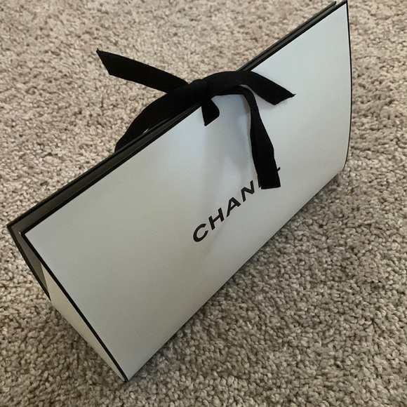 CHANEL gift box - Picture 3 of 3